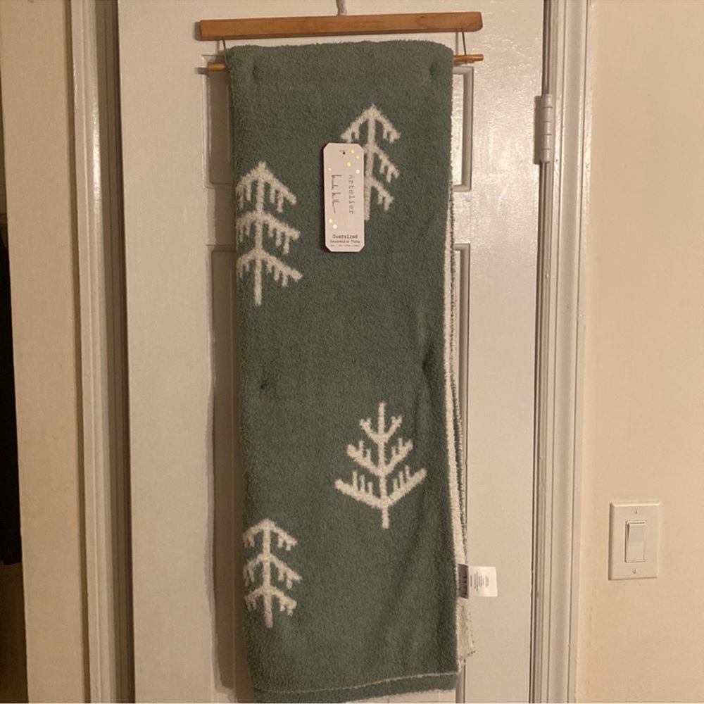 Viral Christmas tree Nicole miller green blanket
